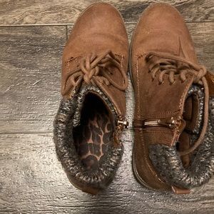 Madden girls size Y4 boots
